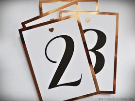 Numery stołów na lustrzanym papierze