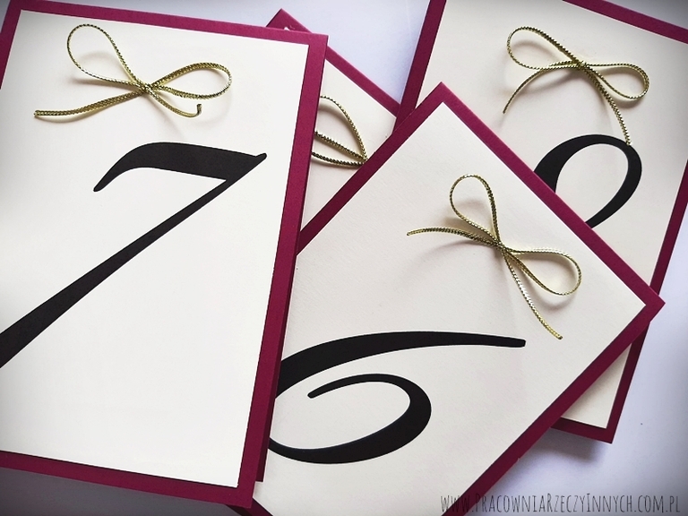 Eleganckie numery stołów z kokardą (7)
