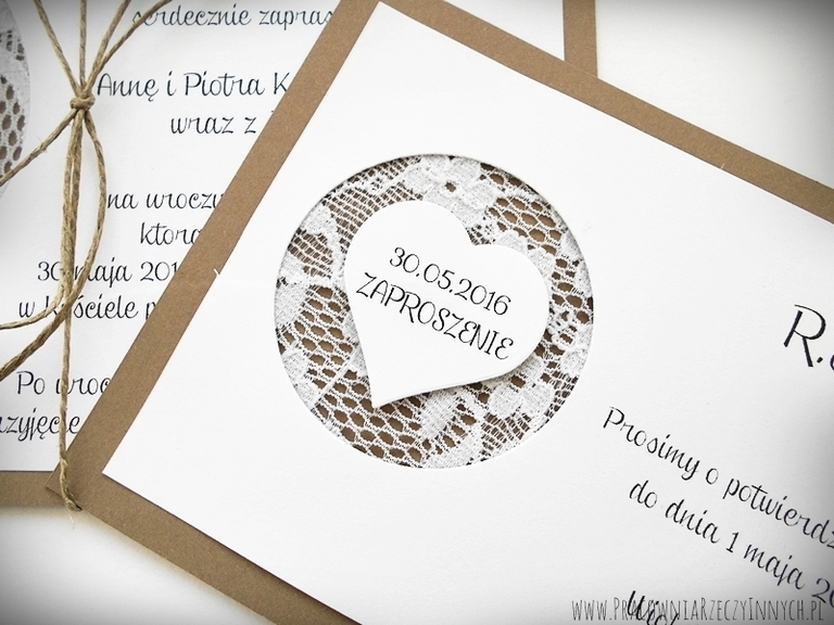 Rustykalne zaproszenia z koronką i sercem (4)