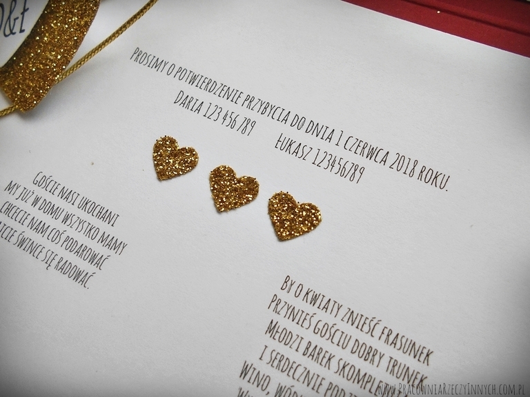 Przewiązywane zaproszenia z brokatowymi sercami (11)