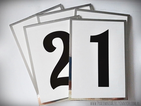 Numery stołów na lustrzanym papierze (12)