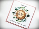Rustykalne zaproszenie na Komunię świętą z drewnianą dekoracją IHS (11)