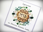 Rustykalne zaproszenie na Komunię świętą z drewnianą dekoracją IHS (5)