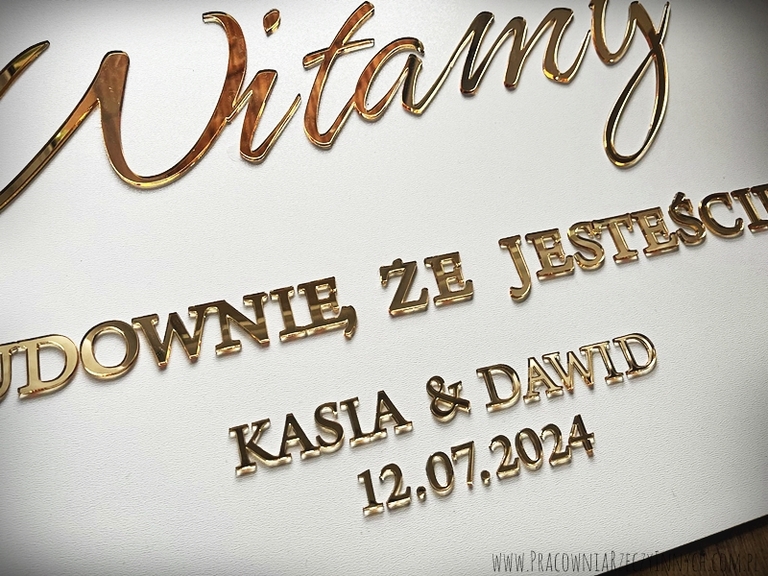 Glamour tablica powitalna ze złotymi literami (6)