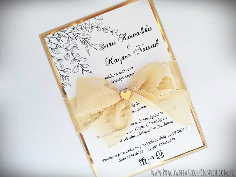 Eleganckie zaproszenia przewiązane szyfonową wstążką (5)