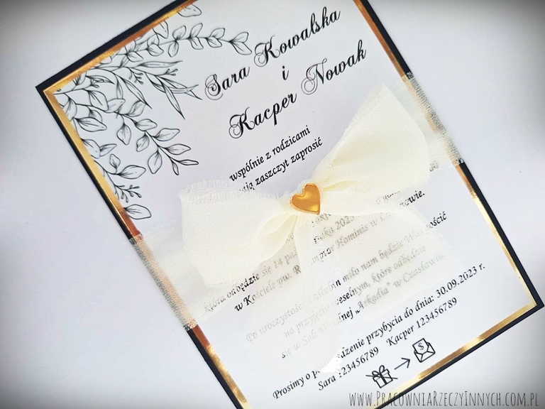 Eleganckie zaproszenia przewiązane szyfonową wstążką (12)